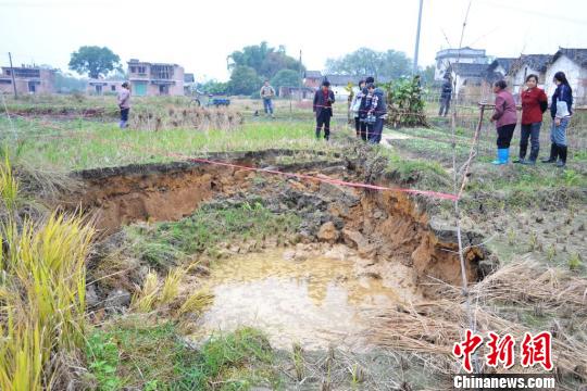 广东始兴一农田莫名塌陷面积约50平方米官见全摄
