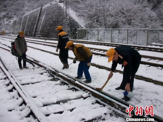 秦岭遭遇寒流降雪 西安铁路局浴雪保平安