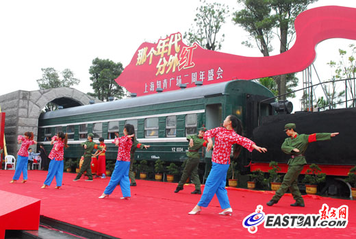 图片说明:今天上午,借着上海知青广场两周年庆之机,海湾园内客过亭