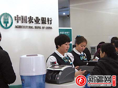 客户正在体验兵团农业银行业务.(本报记者王小成摄)