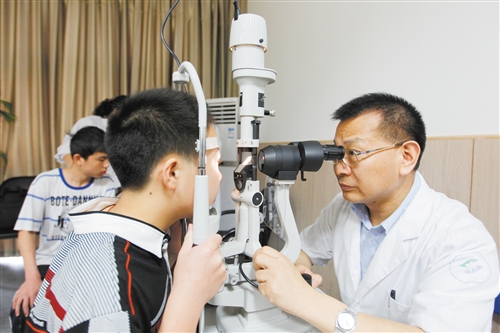杨培增教授为患者进行眼部检查