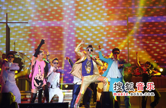 凤凰传奇深圳演唱会返场大跳江南Style。点击观看现场高清组图
