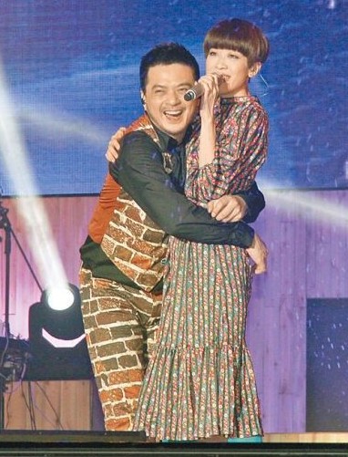 黄耀明陈珊妮同台自称太忙不会效法赵式芝