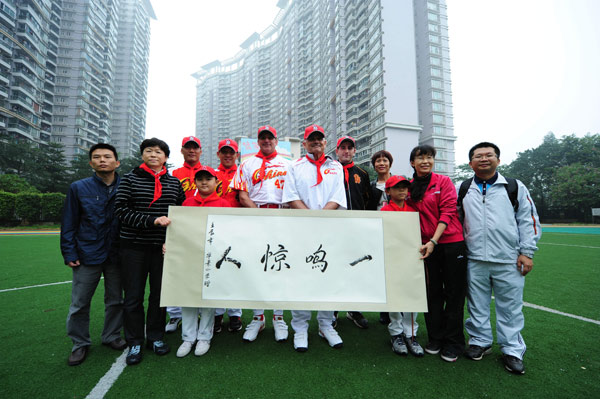 棒球队造访广州华景小学 小球员偶像零距离