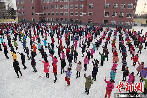 吉林一小学2000学生课间齐跳骑马舞组图