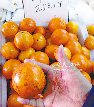 南昌现染色橙子超市老板称像口红一样很正常