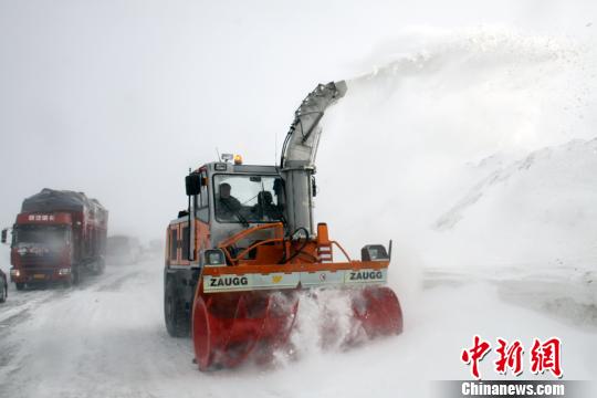 图为新疆塔城公路管理局额敏分局玛依塔斯风雪抢险基地的扫雪机正在省道201线清除风吹雪。李小华摄