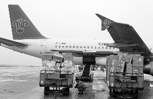 上海浦东机场停机坪，货物等待装运上飞机。 赵昀 早报资料