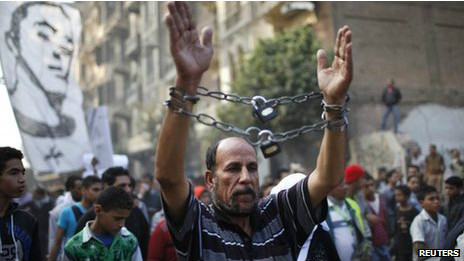埃及总统穆尔西扩大权力的新宪法声明引发一系列抗议。