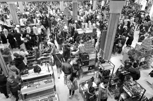 11月23日清晨，消耗者在美國紐約梅西百貨公-司內購物。圖片根源新華社