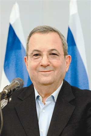 综合新华社消息 以色列国防部长埃胡德·巴拉克26日突然宣布,他将在