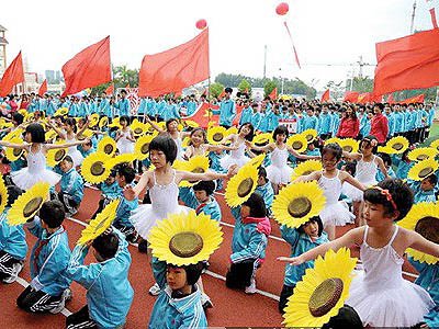 南宁附属实验学校第七届体育节开幕式上,各班都组织了颇具创意的表演