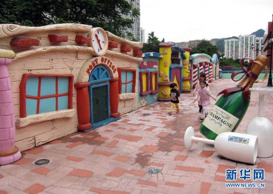 香港史努比开心世界 园内摆放60个人物公仔(图