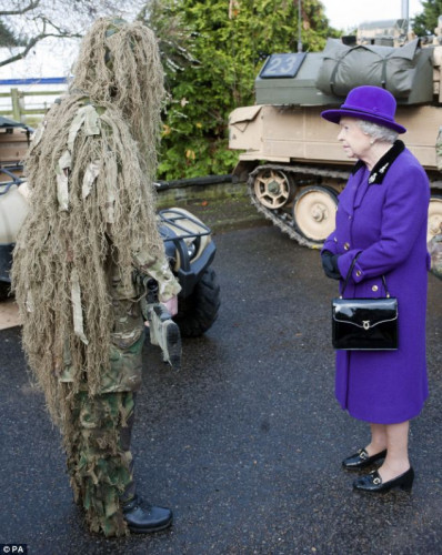 英女王访问军营 会见身着隐蔽衣狙击手[图]