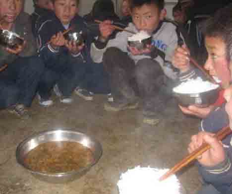 中国小学生围吃免费午餐