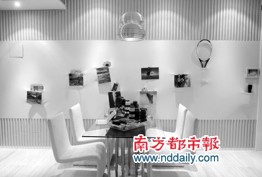 多个白色小盒子按不规则造型在墙上组合,能放许多小物品,还能挂长伞.
