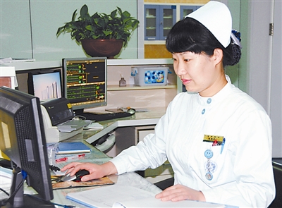 王燕清,33岁,内蒙古包钢医院主管护师,2012年