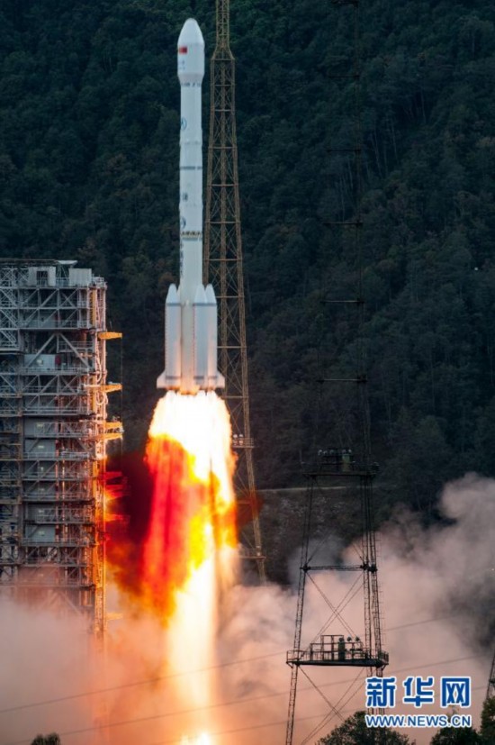 我国成功发射"中星十二号"通信卫星(组图)