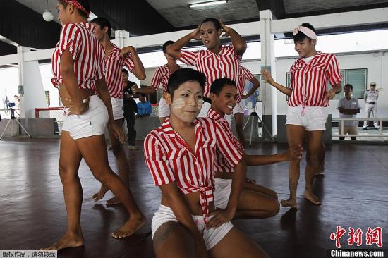 当地时间11月27日，泰国曼谷一所监狱举办江南Style骑马舞大赛，共有70名囚犯分为7个队参加。据报道，“鸟叔”Psy将于11月28日抵达曼谷出席活动。
