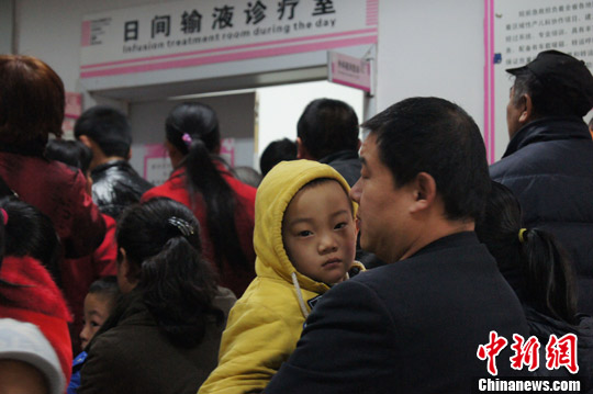 11月28日，受降温天气的影响，山西省妇幼保健院急诊病房内输液患儿增多。中新社发 张怡 摄