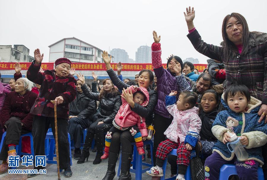 当日,重庆市江北区复盛镇通过群众自编自导歌舞和知识抢答等活动,用图片