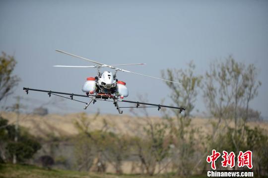 28日，扬州举行无人直升机产业启动暨首架交付仪式。孟德龙摄