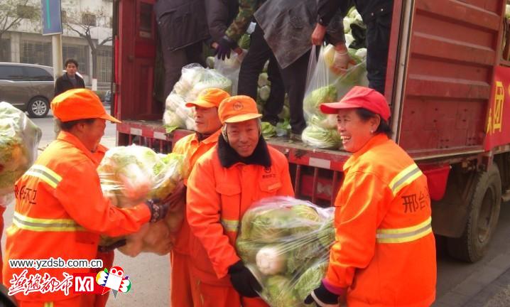 邢台家乐园集团为环卫工人送上30万斤大白菜