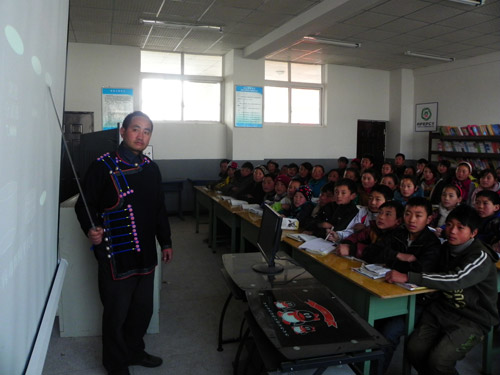 昭觉民族中学"学习艾·拥抱爱"课堂现场