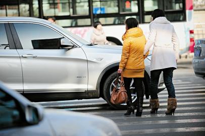 抢道闯红灯是交通事故祸首(图)