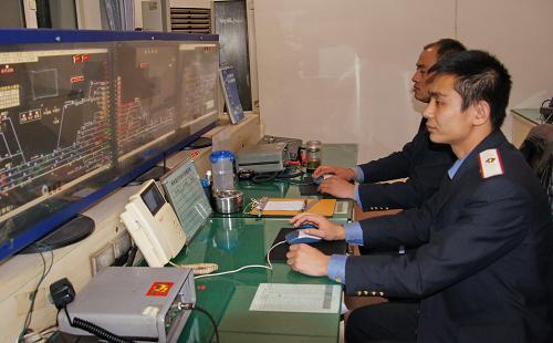 11月29日,呼和浩特铁路局包头电务段包头东站信号机械室的工作人员在