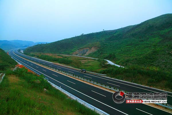 (衡桂高速公路是京港澳国家高速公路复线湖南境内重要的一段.