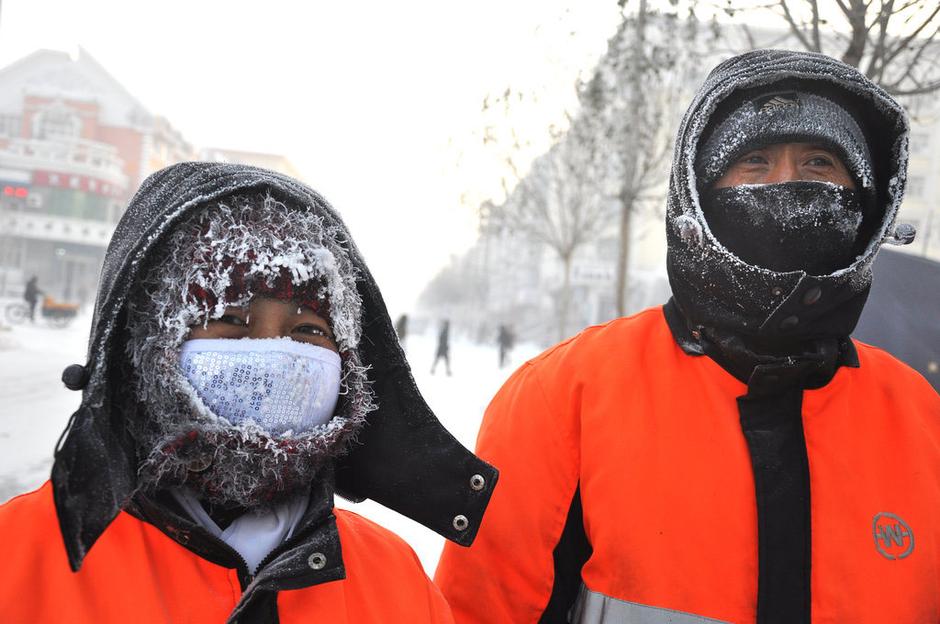 呼伦贝尔遭寒潮暴雪袭击(组图)