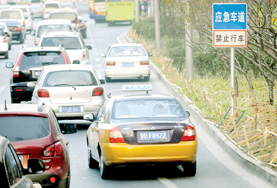 北京市北三环中路,一些机动车对标志牌视而不见,占用应急车道行驶