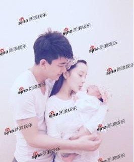 李小璐首公开女儿全照 喂奶照被指不雅\/图