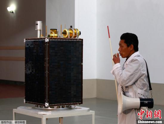 资料图：2012年4月13日，朝鲜“银河3号”火箭搭载“光明星3号”地球观测卫星，从朝鲜平安北道铁山郡西海卫星发射场发射。（资料图：4月8日，工作人员在位于朝鲜平安北道铁山郡东昌里的“西海卫星发射场”综合指挥所内现场展示即将发射的“光明星3号”地球观测卫星。）