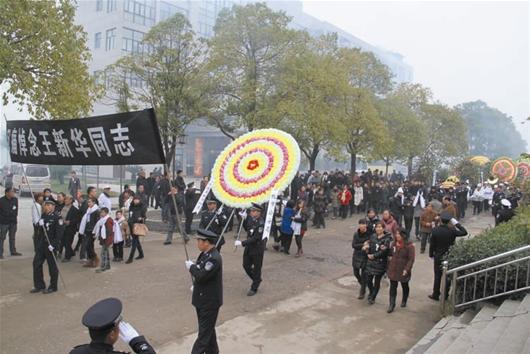 图文：仙桃千余市民挥泪送别好民警