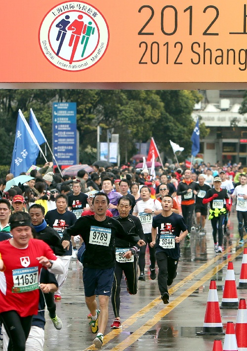 图文:2012上海马拉松赛鸣枪 选手抵达半程终点
