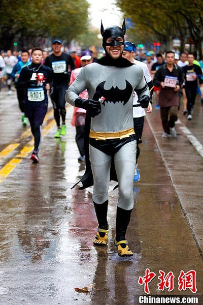 图文:2012上海马拉松鸣枪 蝙蝠侠专注跑步