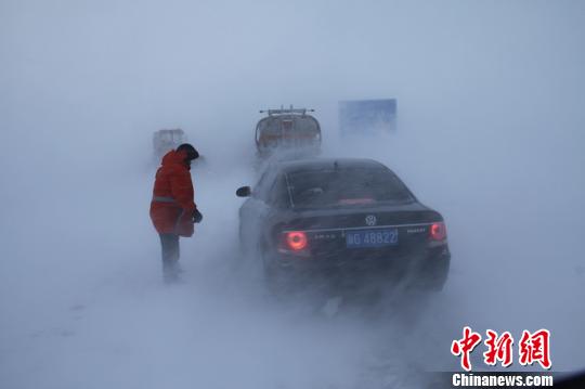 1日，新一股较强冷空气再次影响新疆，塔城额敏玛依塔斯风区路段遭遇10级大风袭击，大风将地面积雪吹起，形成风雪流，能见度几乎为零，途经该路段的96辆车及477名旅客被困。李小华摄