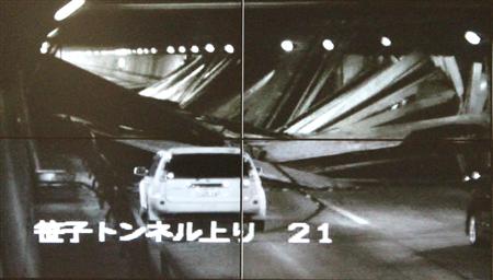 图为道路管制中心监控视频捕捉到的画面。