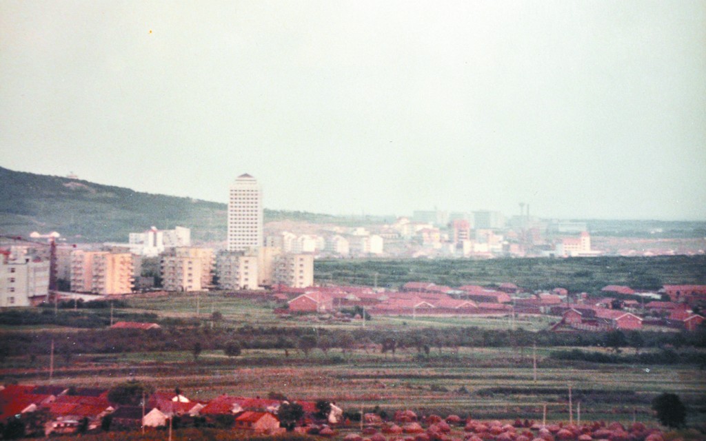 1990年的香江路上,仅有一栋高层建筑华林大厦吕振西 摄.