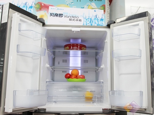美的BCD-320WEM的冷藏室选用对开设计，内部具有鲜塔设计，包括智能养鲜、VC保鲜和分类保鲜，冰箱内部的保鲜效果更强。
