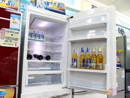 冷藏室中具有几个人性化的设计，可折叠的的存储隔板帮助您存放不同体积的食物或是容积，可拆卸的酒架对于收容红酒或是其他酒品是不错的选择。