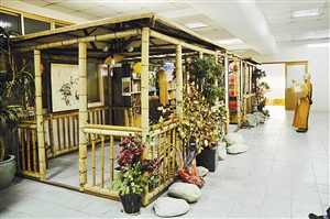 育幼院的走廊里,用竹子搭建了书亭,让人感到浓浓的