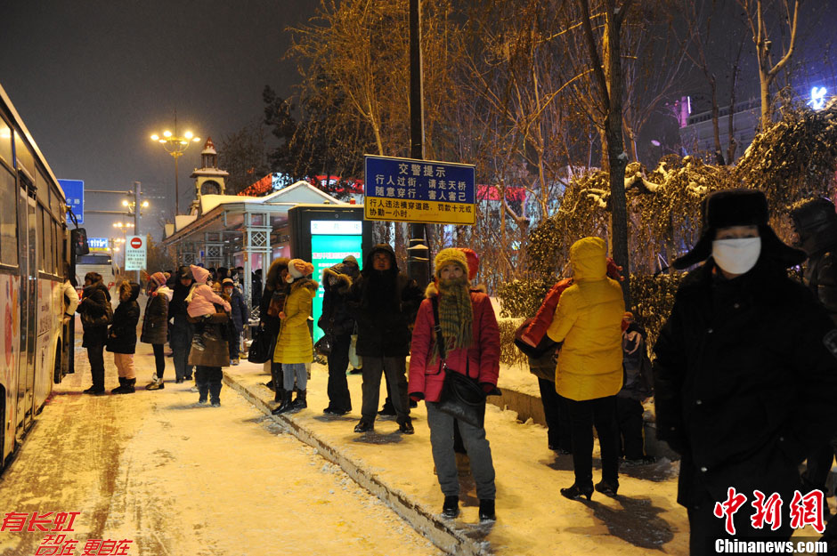 冰城哈尔滨再迎暴雪天气 导致交通拥堵 高清组