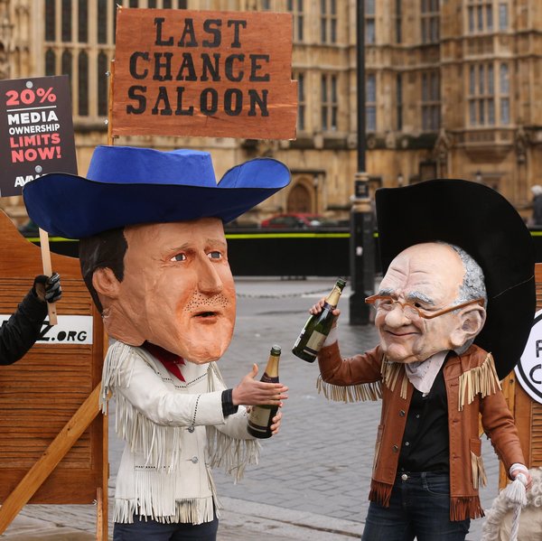 伦敦示威者装扮卡梅伦与默多克 声讨窃听丑闻