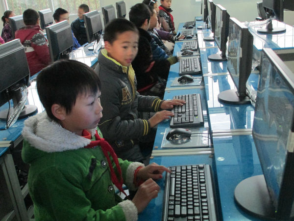 (襄阳)老河口农村小学生用上了新电脑(图)