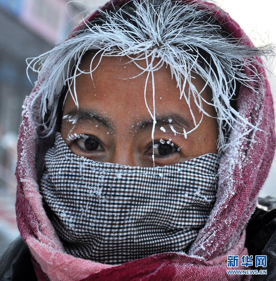 冷空气袭扰北方 多地遭遇强降雪 高清组图