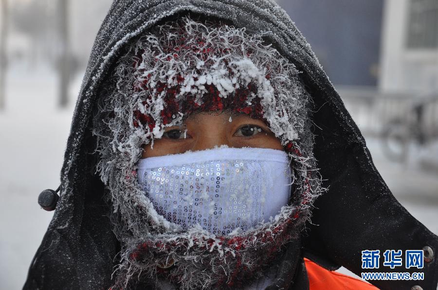 冷空气袭扰北方 多地遭遇强降雪 高清组图