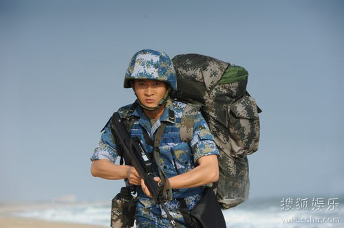 杨志刚饰演的海军军人形象